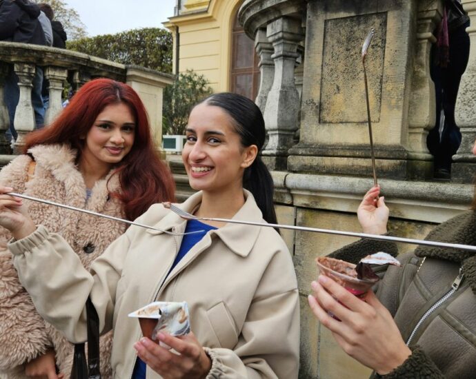 Pudding mit der Gabel – Hunderte folgen kurioser Einladung in Kassel