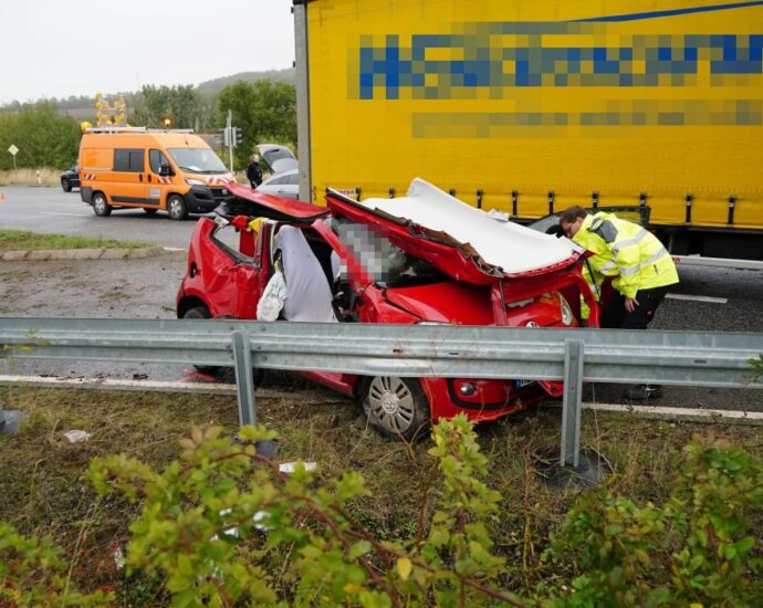 Kollision zwischen Lkw und Pkw auf der B7 – Beifahrer lebensgefährlich verletzt