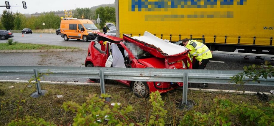 Kollision zwischen Lkw und Pkw auf der B7 – Beifahrer lebensgefährlich verletzt Kollision zwischen Lkw und Pkw auf der B7 – Beifahrer lebensgefährlich verletzt