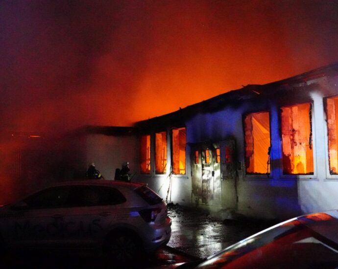 Großbrand zerstört Lagerhalle in Niestetal