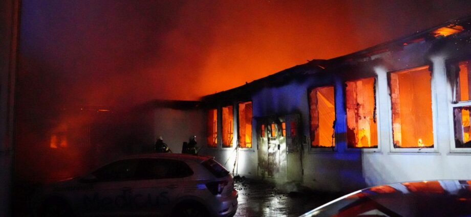 Großbrand zerstört Lagerhalle in Niestetal