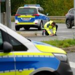 Lilienthalstraße: Motorrad prallt gegen abbiegenden PKW – 28-Jähriger schwer verletzt