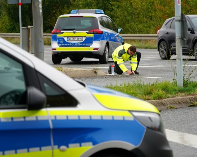 Lilienthalstraße: Motorrad prallt gegen abbiegenden PKW – 28-Jähriger schwer verletzt