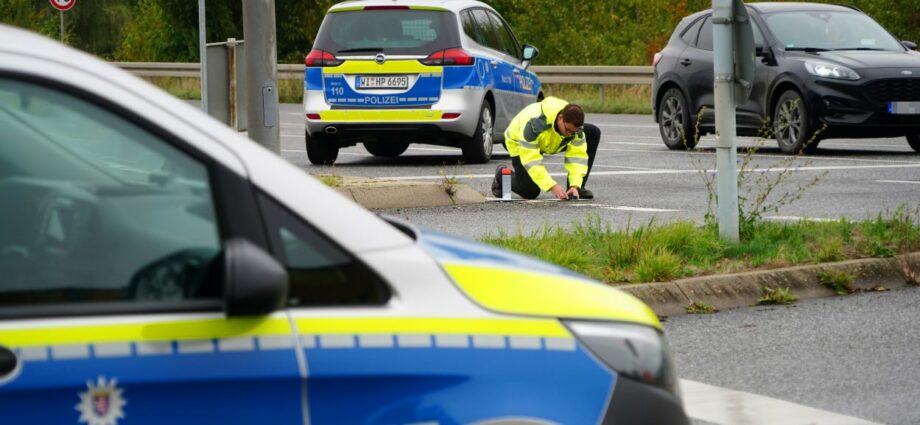 Lilienthalstraße: Motorrad prallt gegen abbiegenden PKW – 28-Jähriger schwer verletzt