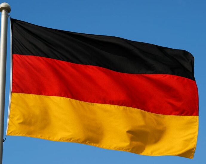 KS: Gehisste Deutschlandfahne vorm Rathaus gerissen und auf ihr herumgetreten