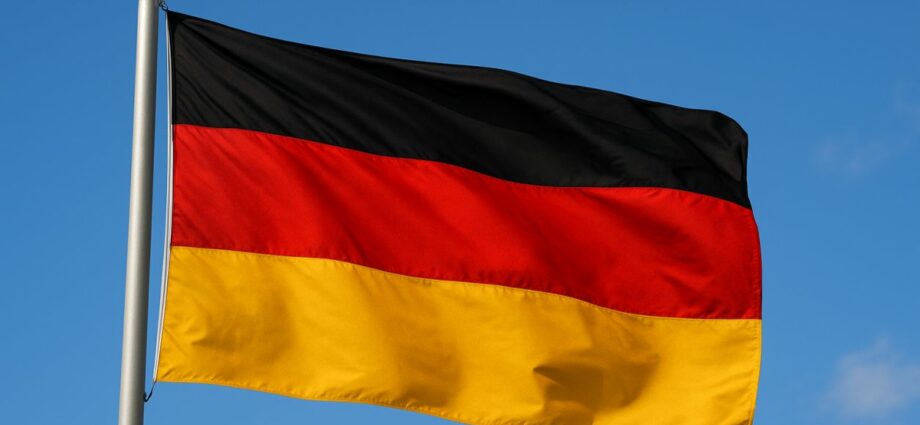 KS: Gehisste Deutschlandfahne vorm Rathaus gerissen und auf ihr herumgetreten