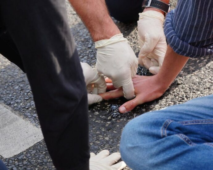 Klebe-Blockade vor Rüstungsfirma in Kassel – Vier Personen festgenommen