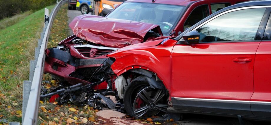 Vöhl: 5 Verletzte nach Unfall auf B252 – Hund kommt ums Leben