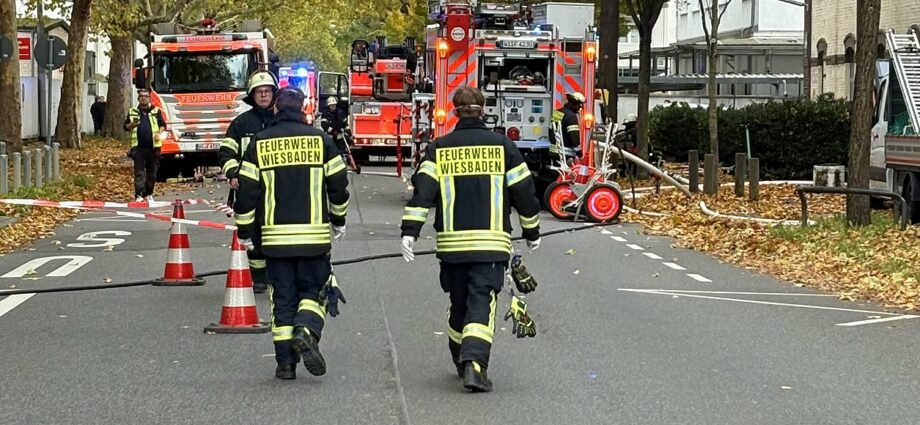 Wi: Explodierende Akkus im E-Roller Lager sorgte für Großeinsatz der Feuerwehr Wi: Explodierende Akkus im E-Roller Lager sorgte für Großeinsatz der Feuerwehr