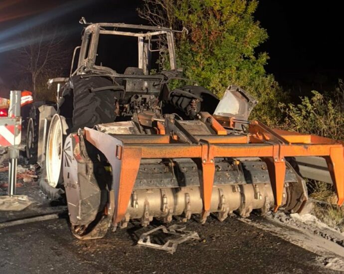Aufwendige Bergung nach Traktor-Brand auf B253 nahe Bad Wildungen Aufwendige Bergung nach Traktor-Brand auf B253 nahe Bad Wildungen