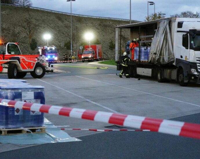 A44: Rastanlage Bühleck nach Gefahrguteinsatz mehrere Stunden voll gesperrt