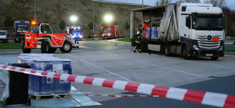 A44: Rastanlage Bühleck nach Gefahrguteinsatz mehrere Stunden voll gesperrt A44: Rastanlage Bühleck nach Gefahrguteinsatz mehrere Stunden voll gesperrt