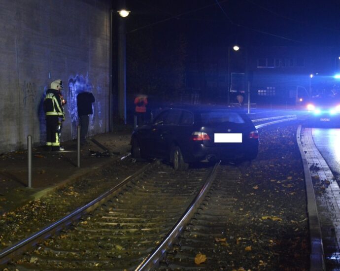 HeLi: 19-Jähriger prallt nach Alleinunfall gegen Poller und landet auf Straßenbahngleisen