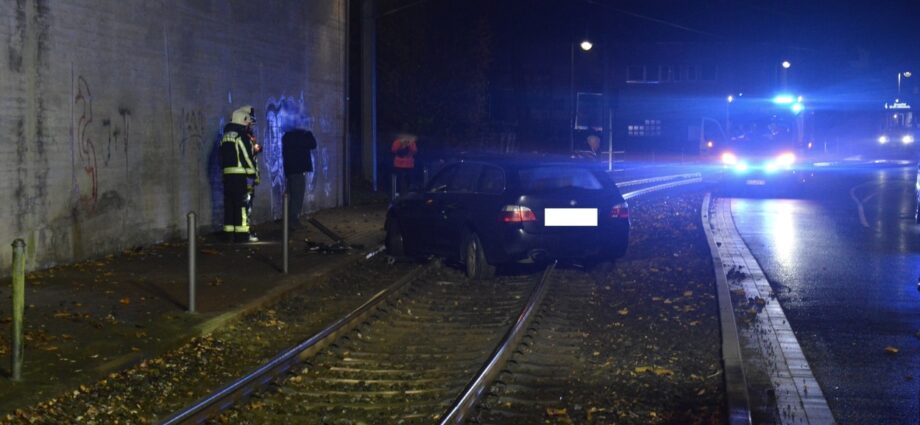 HeLi: 19-Jähriger prallt nach Alleinunfall gegen Poller und landet auf Straßenbahngleisen HeLi: 19-Jähriger prallt nach Alleinunfall gegen Poller und landet auf Straßenbahngleisen