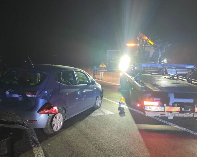 Alleinunfall auf der A49 bei Schwalmstadt: Fahrzeug prallt in Leitplanke – Autobahn voll gesperrt