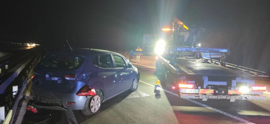 Alleinunfall auf der A49 bei Schwalmstadt: Fahrzeug prallt in Leitplanke – Autobahn voll gesperrt