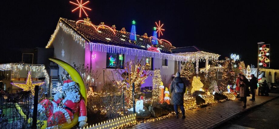 155.000 Lichter: Das Ahnataler Weihnachtshaus erstrahlt im Lichterglanz