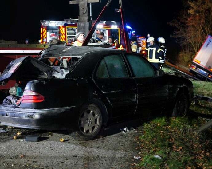 LKW kracht in vollbesetzten Pannen-Pkw auf der A44 bei Breuna