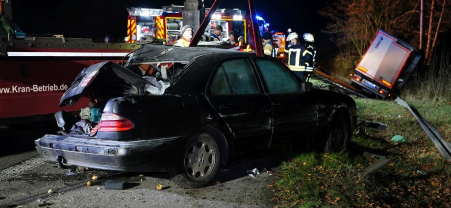LKW kracht in vollbesetzten Pannen-Pkw auf der A44 bei Breuna