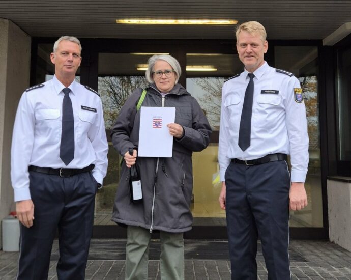 Polizei ehrt Bankmitarbeiterin nach vereiteltem Schockanruf-Betrug