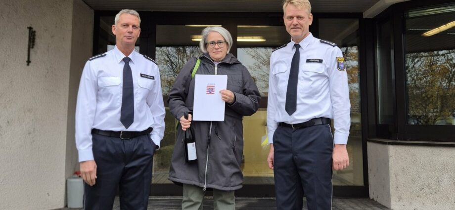 Polizei ehrt Bankmitarbeiterin nach vereiteltem Schockanruf-Betrug Polizei ehrt Bankmitarbeiterin nach vereiteltem Schockanruf-Betrug
