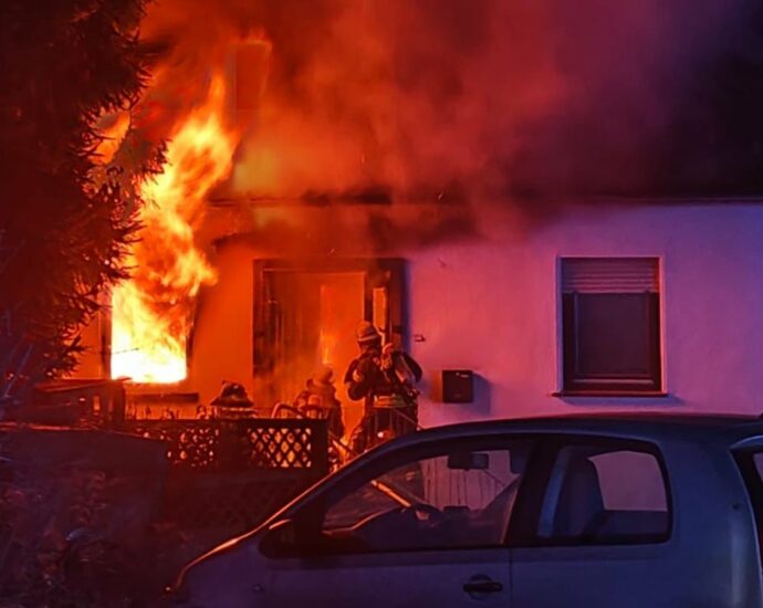 Haus in Mönchehof in Vollbrand – Feuerwehr rettet Nachbarhaus