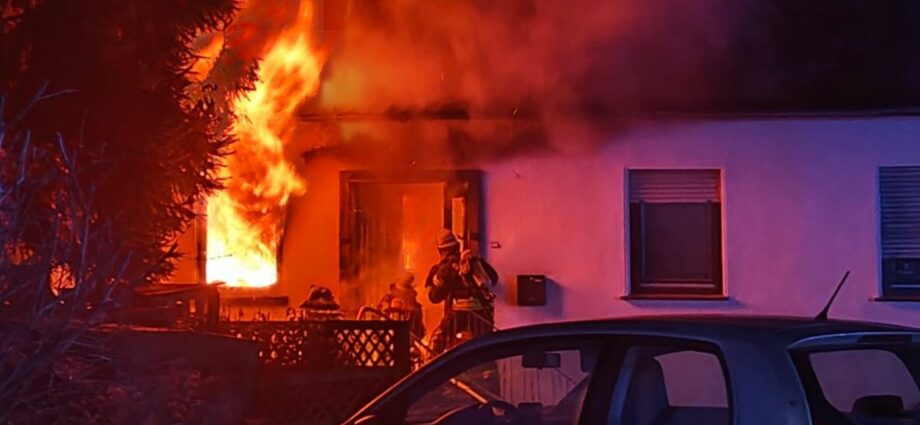 Haus in Mönchehof in Vollbrand – Feuerwehr rettet Nachbarhaus Haus in Mönchehof in Vollbrand – Feuerwehr rettet Nachbarhaus