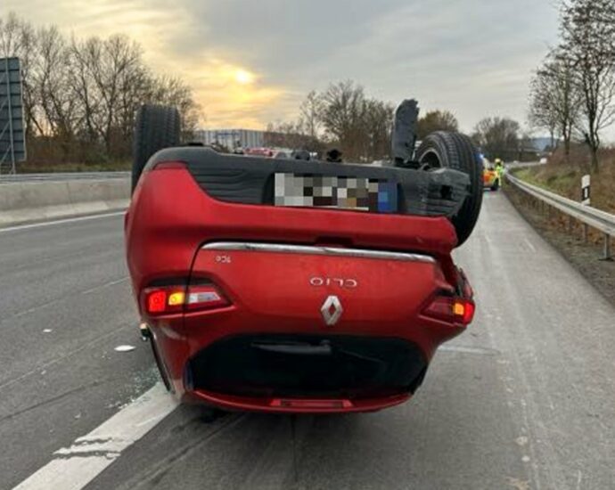 Unfall beim Auffahren: PKW überschlägt sich auf der A66
