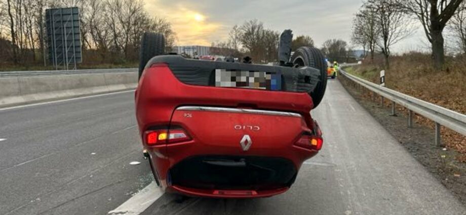 Unfall beim Auffahren: PKW überschlägt sich auf der A66