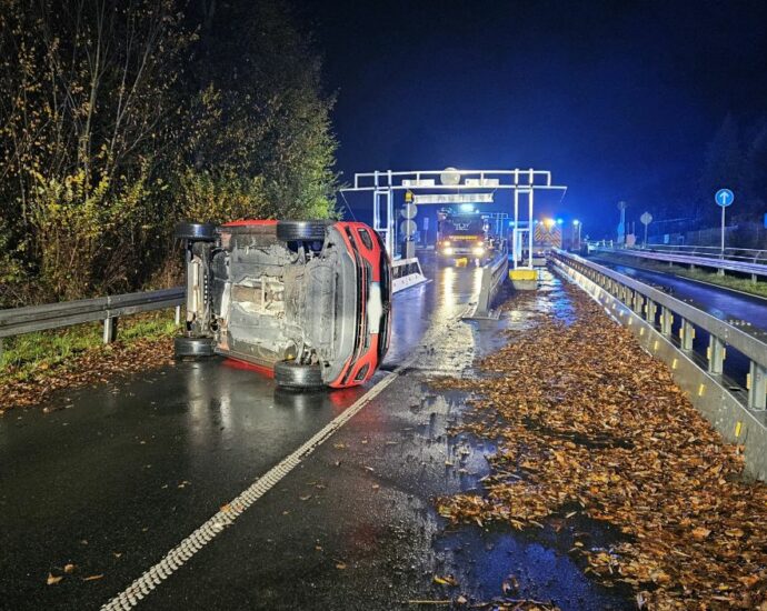 Auto kippt in Fahrbahnverengung bei Grifte auf die Seite – Zwei Verletzte
