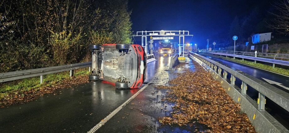 Auto kippt in Fahrbahnverengung bei Grifte auf die Seite – Zwei Verletzte