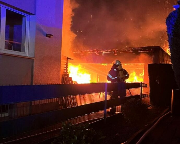 Garagenbrand in Maden – Feuerwehr verhindert Übergreifen auf Wohnhaus