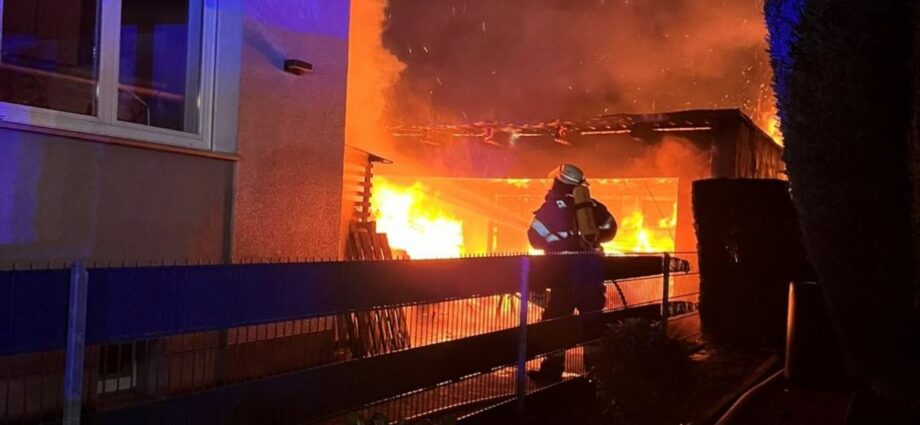 Garagenbrand in Maden – Feuerwehr verhindert Übergreifen auf Wohnhaus Garagenbrand in Maden – Feuerwehr verhindert Übergreifen auf Wohnhaus