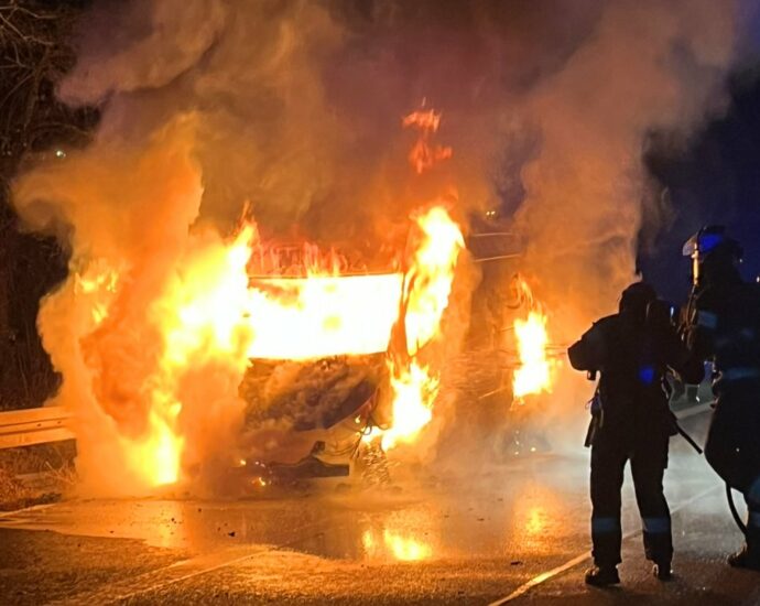 A49: Transporter geht auf Standstreifen in Flammen auf A49: Transporter geht auf Standstreifen in Flammen auf