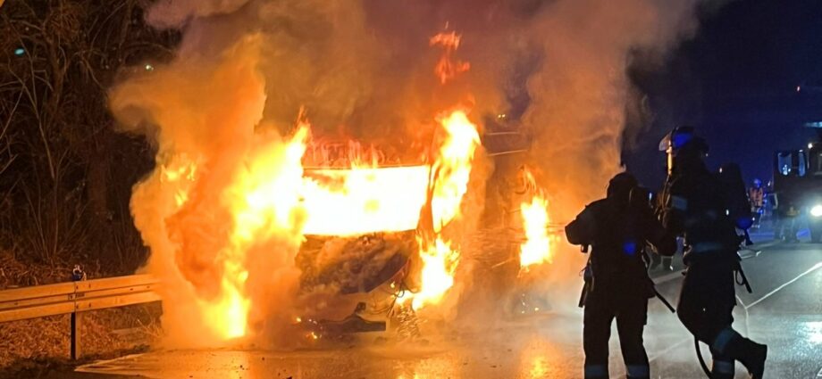 A49: Transporter geht auf Standstreifen in Flammen auf A49: Transporter geht auf Standstreifen in Flammen auf
