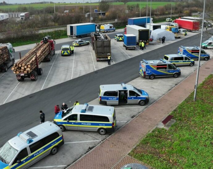 65 Lkw auf A45 überprüft: Überhöht, überladen und Manipuliert