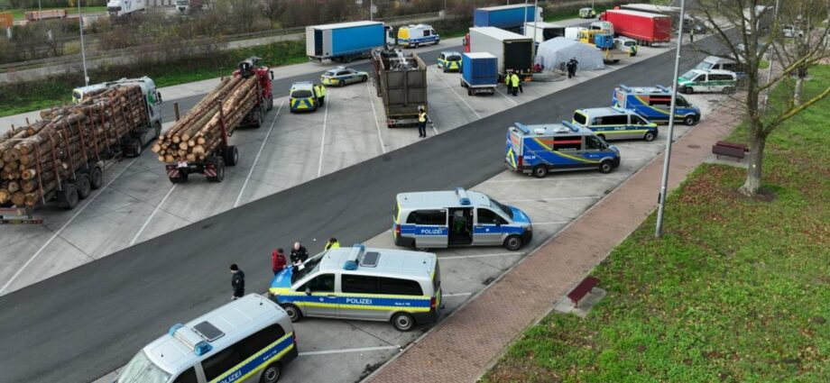 65 Lkw auf A45 überprüft: Überhöht, überladen und Manipuliert