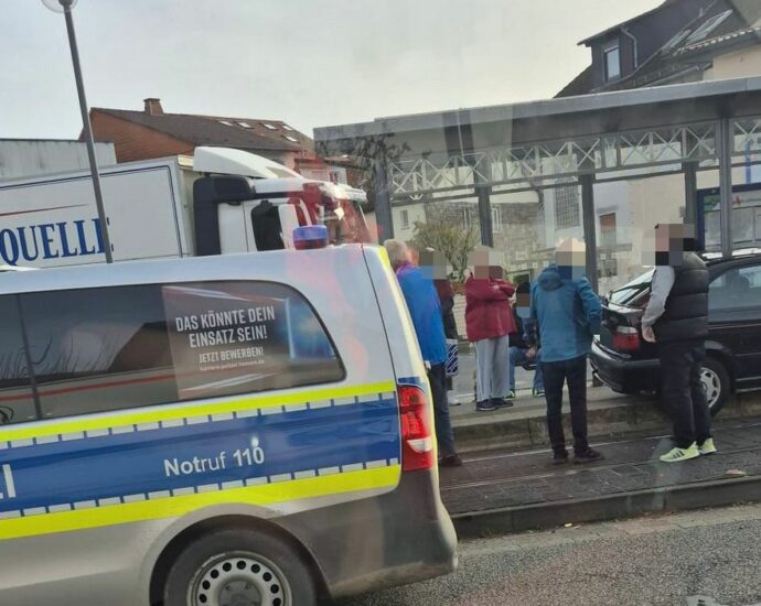 HeLi: 87-Jähriger landet mit Pkw auf Straßenbahngleis