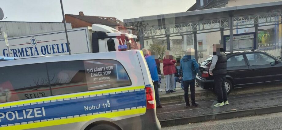 HeLi: 87-Jähriger landet mit Pkw auf Straßenbahngleis HeLi: 87-Jähriger landet mit Pkw auf Straßenbahngleis