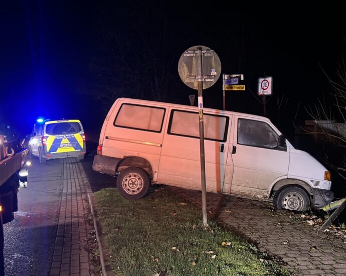 Helsa: Betrunkener Autofahrer flüchtet nach Unfall – Polizei findet ihn versteckt an Böschung