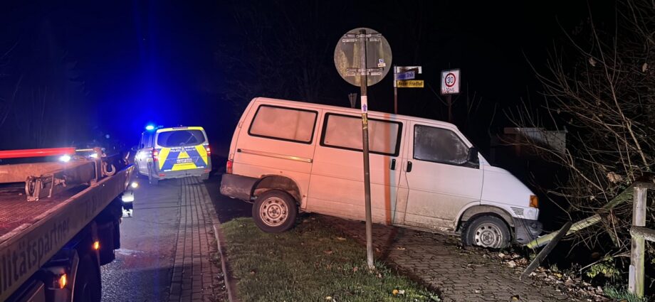 Helsa: Betrunkener Autofahrer flüchtet nach Unfall – Polizei findet ihn versteckt an Böschung Helsa: Betrunkener Autofahrer flüchtet nach Unfall – Polizei findet ihn versteckt an Böschung