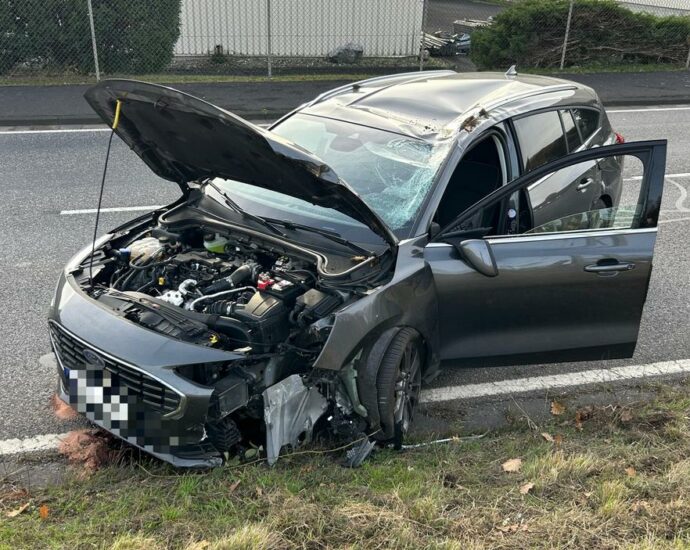 Medizinischer Notfall führt zu Unfall auf der B83 bei Altmorschen – Feuerwehr im Einsatz