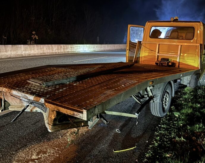 A49 bei Fritzlar: Pkw rast in Pannen-Abschleppwagen – Schwerer Unfall auf der Standspur