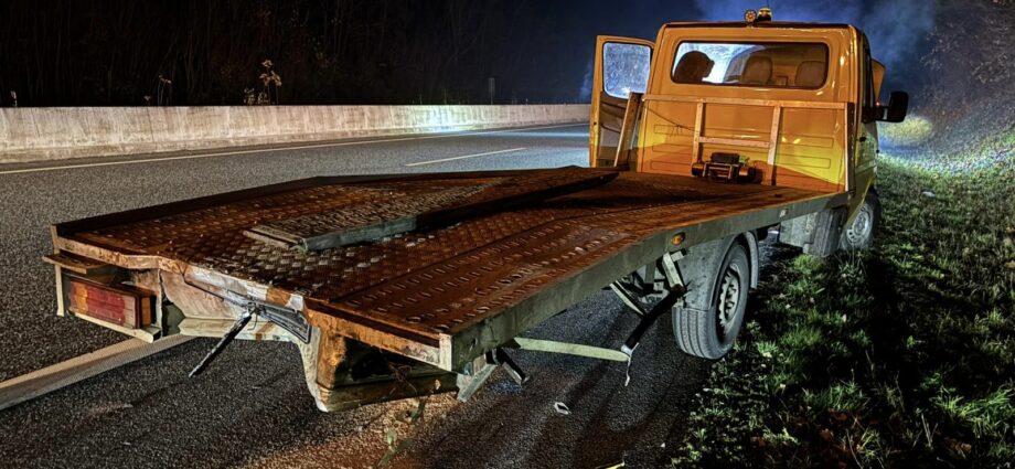 A49 bei Fritzlar: Pkw rast in Pannen-Abschleppwagen – Schwerer Unfall auf der Standspur A49 bei Fritzlar: Pkw rast in Pannen-Abschleppwagen – Schwerer Unfall auf der Standspur