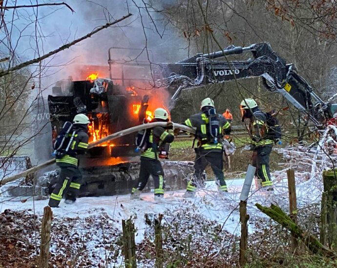 Bagger fängt während der Arbeit Feuer Bagger fängt während der Arbeit Feuer