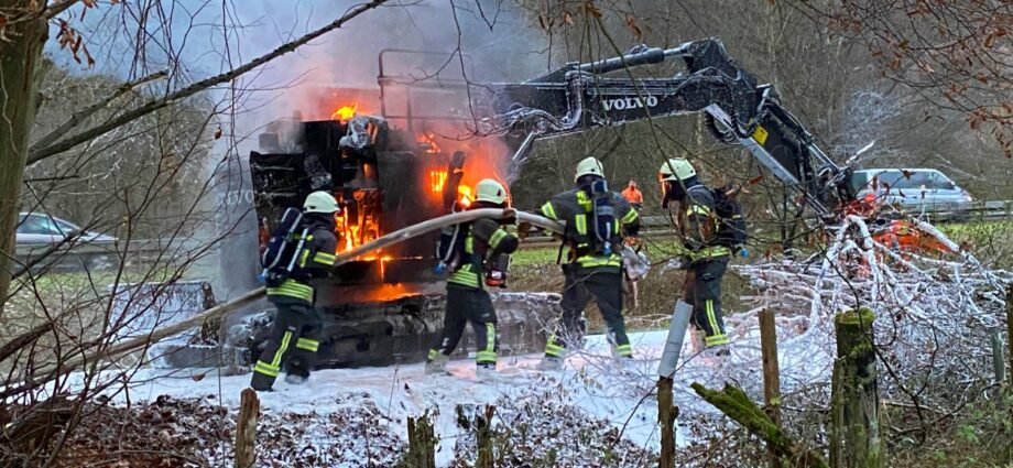 Bagger fängt während der Arbeit Feuer