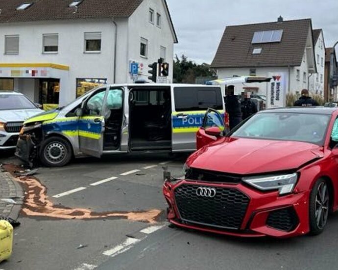 Einsatzfahrt endet in Kreuzung: Streifenwagen kollidiert mit zwei Autos