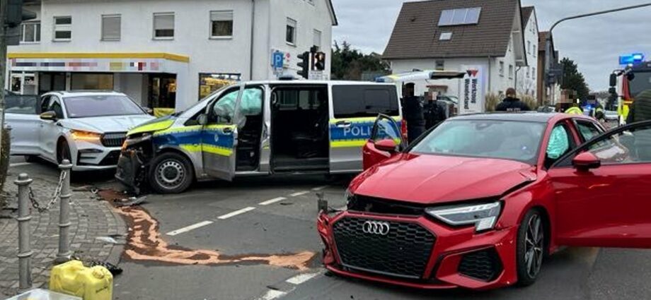 Einsatzfahrt endet in Kreuzung: Streifenwagen kollidiert mit zwei Autos
