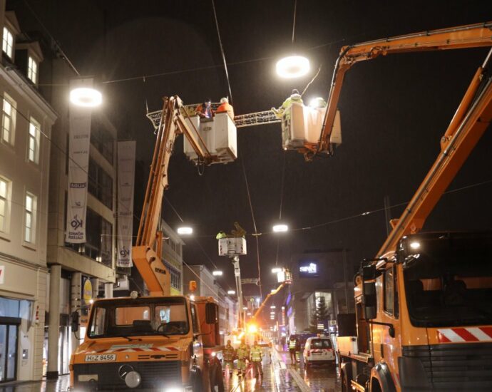 Kassel: Aufbau der Weihnachtsbeleuchtung in der Königsstraße beginnt Kassel: Aufbau der Weihnachtsbeleuchtung in der Königsstraße beginnt