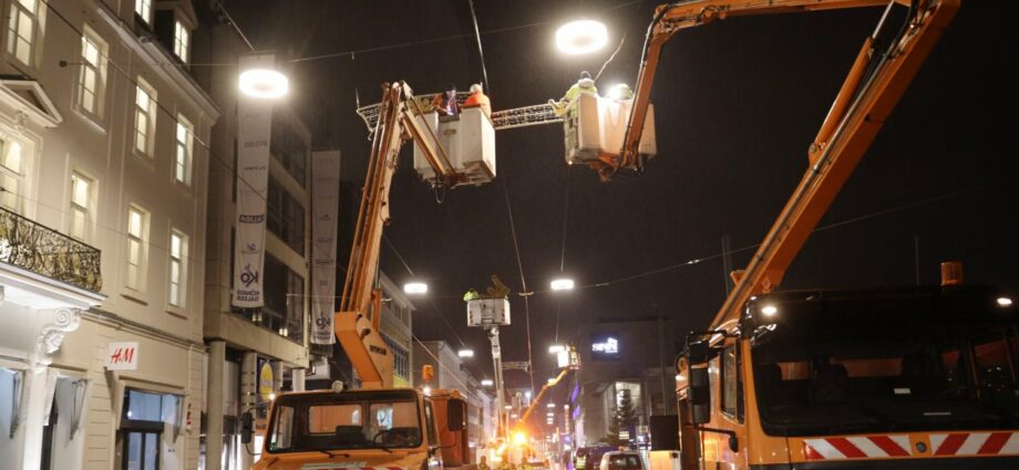 Kassel: Aufbau der Weihnachtsbeleuchtung in der Königsstraße beginnt